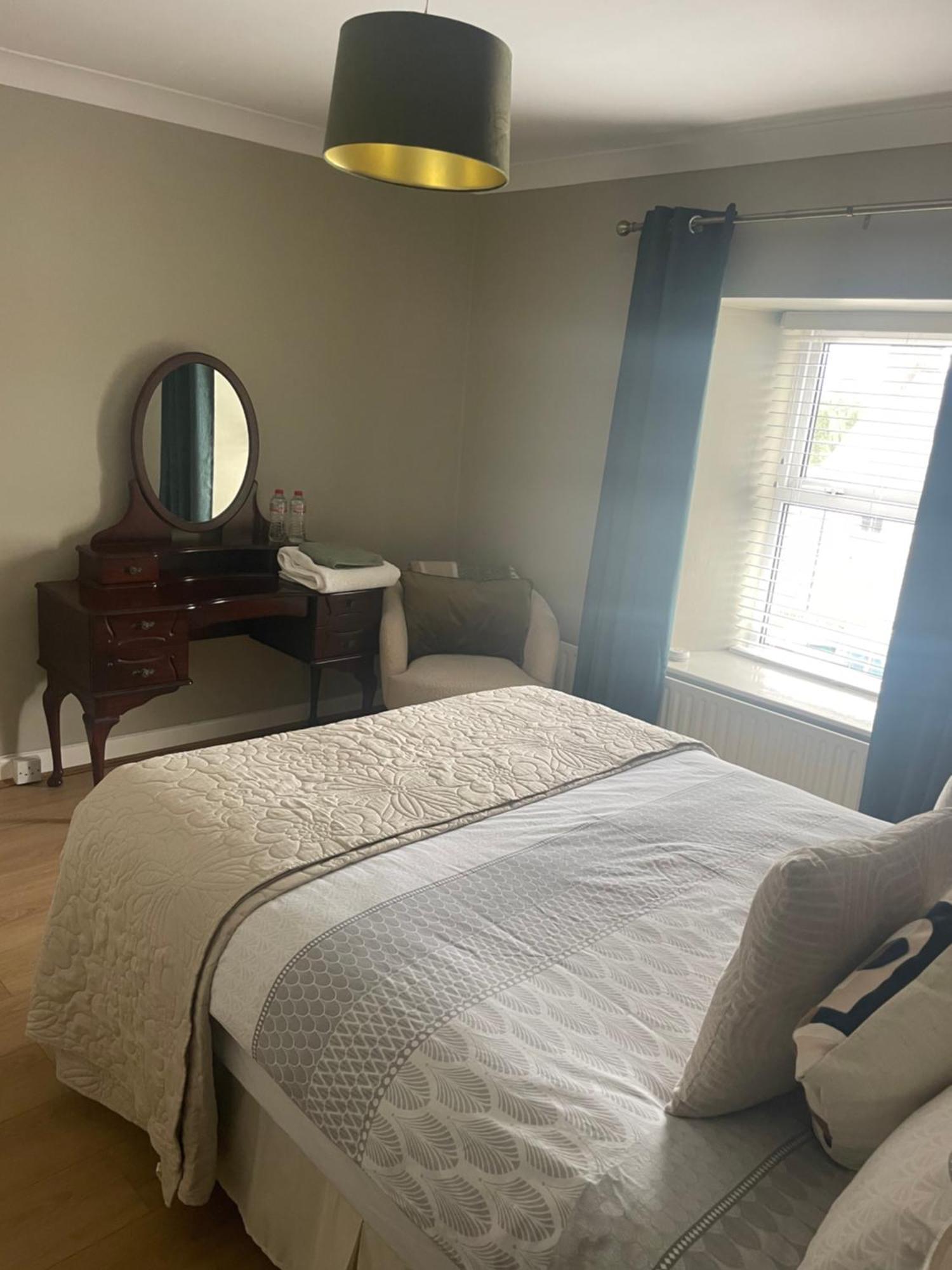 Large Townhouse With Gardens Lejlighed Kingscourt Eksteriør billede